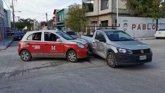 El taxi trminó impactando a la camioneta El taxi trminó impactando a la camioneta