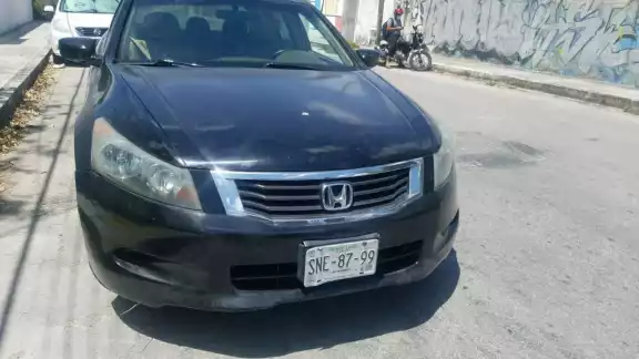 Los tres jóvenes circulaban a bordo de un auto color negro con vidrios polarizados y placas del estado de Nuevo León