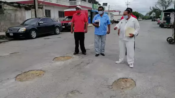 Los baches representan un peligro para los conductores de automóviles. Foto: Luis Enrique Tuz Los baches representan un peligro para los conductores de automóviles. Foto: Luis Enrique Tuz