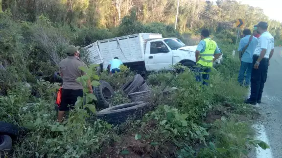 La unidad transportaba llantas usadas las cuales quedaron regadas a un costado de la unidad