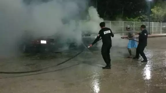 Impresionante incendio de tres vehículos se registró en el estacionamiento del campo de fútb7 que se ubica a espaldas del cenote Sambulá. Impresionante incendio de tres vehículos se registró en el estacionamiento del campo de fútb7 que se ubica a espaldas del cenote Sambulá.