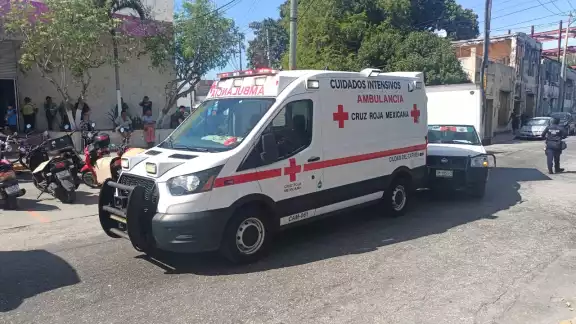 Una ambulancia de la Cruz Roja Mexicana fue chocada por una camioneta repartidora de hielo