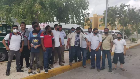 Los delegados de Maya Caribe y los socios fueron a buscar a los choferes para decirles que a partir de hoy incrementan las tarifas Los delegados de Maya Caribe y los socios fueron a buscar a los choferes para decirles que a partir de hoy incrementan las tarifas