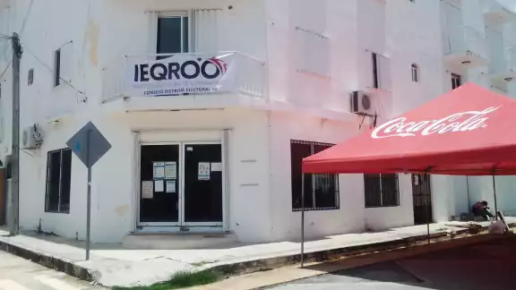 El IeQroo se encuentra terminando de instalar módulos para las elecciones de mañana El IeQroo se encuentra terminando de instalar módulos para las elecciones de mañana
