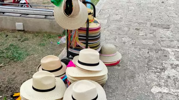 Don Alfonso Tzec aprendió a hacer sombreros desde que era niño Don Alfonso Tzec aprendió a hacer sombreros desde que era niño