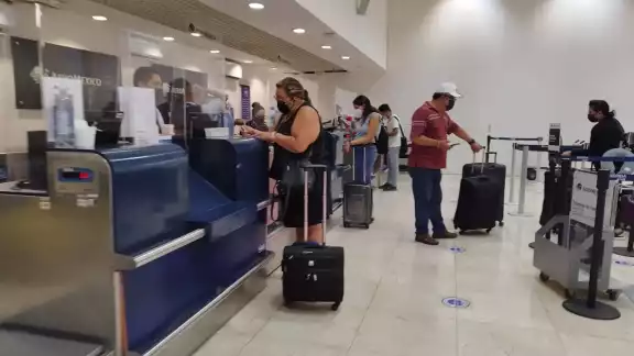 Hasta el momento solo ha llegado el vuelo 1110/1111 de Viva Aerobus de la ruta ciudad de México-Mérida Hasta el momento solo ha llegado el vuelo 1110/1111 de Viva Aerobus de la ruta ciudad de México-Mérida