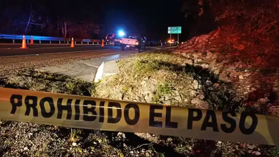 Hasta el lugar acudieron elementos de Seguridad Pública Estatal, personal asignado a la vía de 14 kilómetros operada por Caminos y Puentes Nacionales