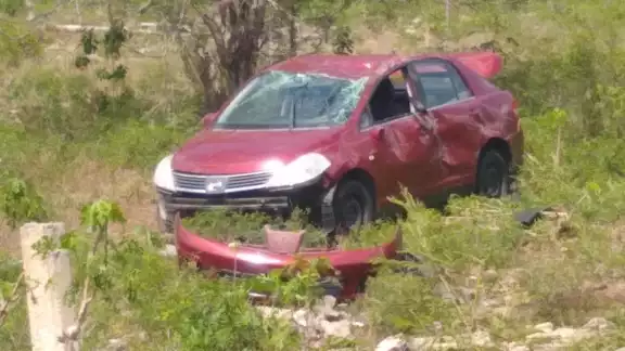 El conductor del vehículo terminó fuera de la carretera Temax-Cansahcab El conductor del vehículo terminó fuera de la carretera Temax-Cansahcab