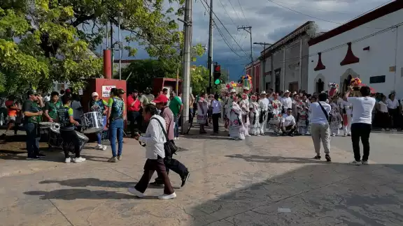 Claudia Sheinbaum fue recibida por decenas de pobladores de Motul Claudia Sheinbaum fue recibida por decenas de pobladores de Motul