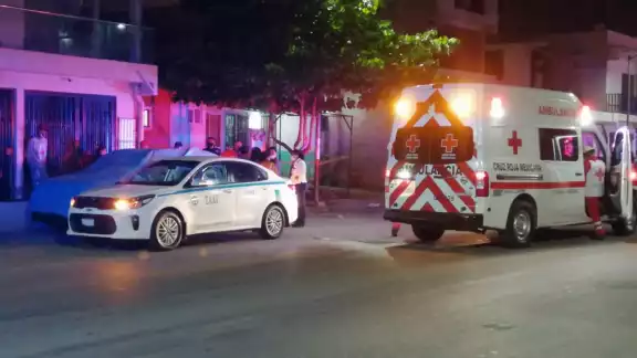 El hombre fue atacado a balazos por sujetos que lo esperaban a las afueras de su vivienda en el fraccionamiento Villas del Sol El hombre fue atacado a balazos por sujetos que lo esperaban a las afueras de su vivienda en el fraccionamiento Villas del Sol
