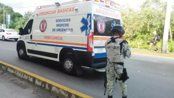 Un vehículo de la Guardia Nacional cerró parcialmente el paso para evitar otro percance en el Boulevard Playa del Carmen