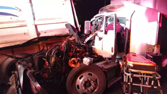 Impactante choque entre tráileres en Campeche: conductor lucha por su vida