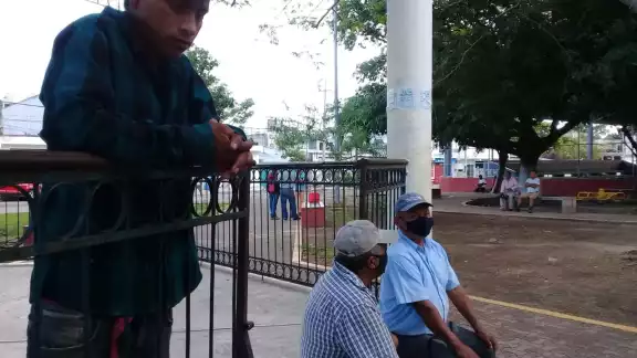 Estos hombres han tenido que aceptar el trabajo que les caiga Estos hombres han tenido que aceptar el trabajo que les caiga