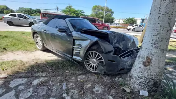 Auto yucateco pierde el control y se impacta contra un árbol en Ciudad del Carmen Auto yucateco pierde el control y se impacta contra un árbol en Ciudad del Carmen