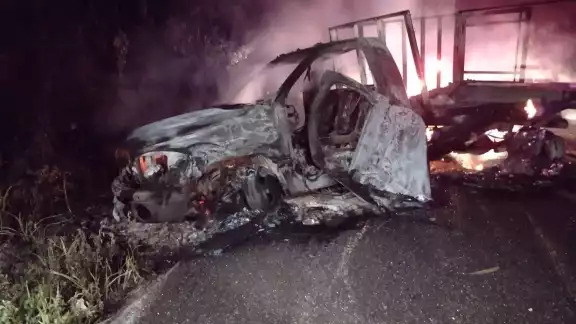 La unidad de la CFE fue consumida por el fuego, dejando sólo la estructura metálica del mismo, de donde automovilistas rescataron a dos personas La unidad de la CFE fue consumida por el fuego, dejando sólo la estructura metálica del mismo, de donde automovilistas rescataron a dos personas