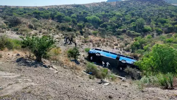 El autobús accidentado en Mexquitic de Carmona trasladaba a migrantes de Honduras, El Salvador y Cuba El autobús accidentado en Mexquitic de Carmona trasladaba a migrantes de Honduras, El Salvador y Cuba