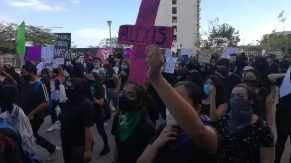 El 9 de noviembre de 2020, un grupo de manifestantes fue dispersado con el uso excesivo de la fuerza pública en la explanada del Palacio Municipal El 9 de noviembre de 2020, un grupo de manifestantes fue dispersado con el uso excesivo de la fuerza pública en la explanada del Palacio Municipal