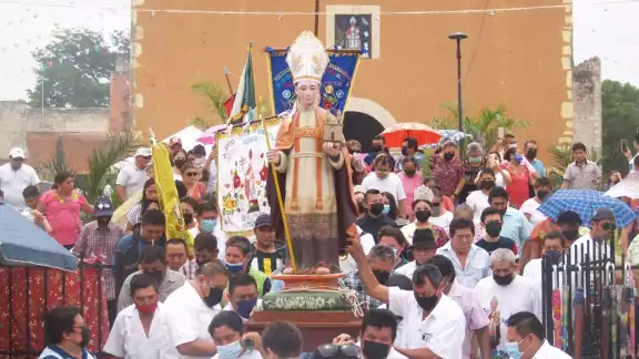 A pesar de las altas temperaturas de este jueves, los cientos de devotos salieron en procesión