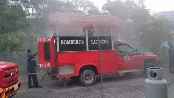 Al lugar arribaron bomberos y elementos de Protección Civil Al lugar arribaron bomberos y elementos de Protección Civil