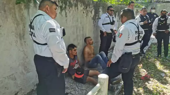 Los ladrones se llevaron una cartera con dinero en efectivo y un teléfono celular Los ladrones se llevaron una cartera con dinero en efectivo y un teléfono celular