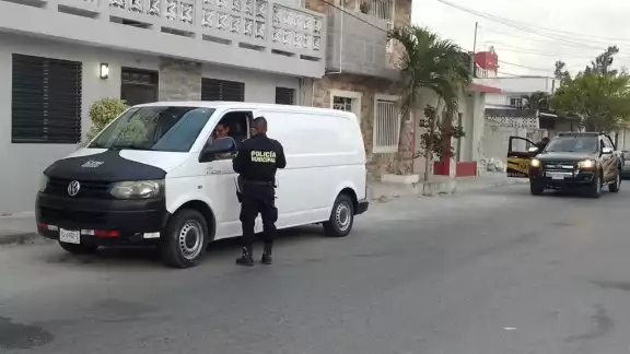 Una camioneta blanca fue inspeccionada en Progreso, pero el conductor se deslindó del asunto Una camioneta blanca fue inspeccionada en Progreso, pero el conductor se deslindó del asunto