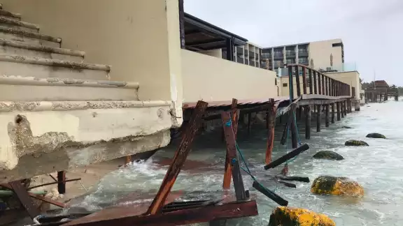 En algunos hoteles el mar ya alcanzó algunas estructuras. Foto: Víctor Rodríguez En algunos hoteles el mar ya alcanzó algunas estructuras. Foto: Víctor Rodríguez