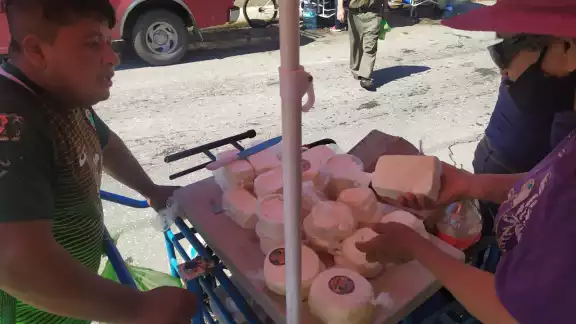Los productores de queso indicaron que sus precios son igual o más baratos que los de las marcas suspendidas por la profeco Foto:  José Pacheco