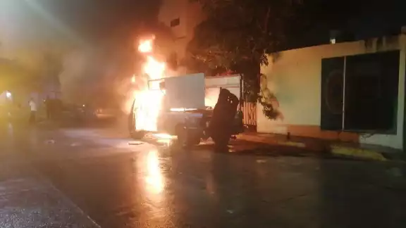 El dueño y testigos intentaron apagar el fuego, sin lograrlo El dueño y testigos intentaron apagar el fuego, sin lograrlo