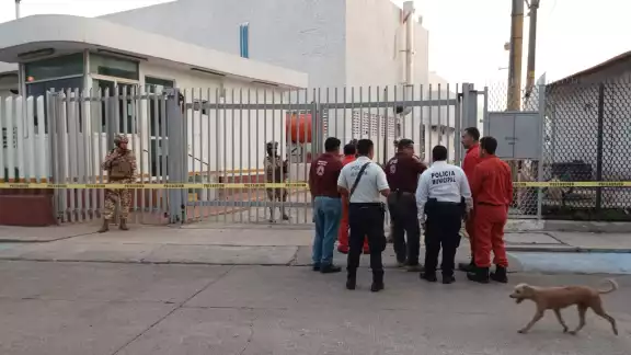 Se registra una fuerte movilización de cuerpos de emergencia en el hospital regional de PEMEX Se registra una fuerte movilización de cuerpos de emergencia en el hospital regional de PEMEX