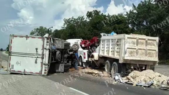 La volcadura causó tráfico en la carretera Mérida-Campeche La volcadura causó tráfico en la carretera Mérida-Campeche