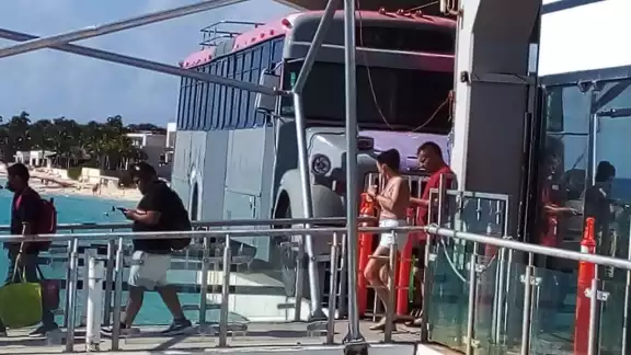 Después de 3 semanas de exhibición, el Ayuntamiento ordena retirar el camión de la Terminal Marítima