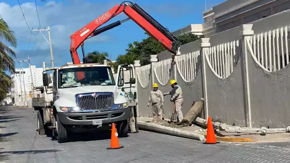 El poste terminó destrozado tras el choque, y personal de la CFE en Isla Mujeres lo retiró por el peligro que representa El poste terminó destrozado tras el choque, y personal de la CFE en Isla Mujeres lo retiró por el peligro que representa