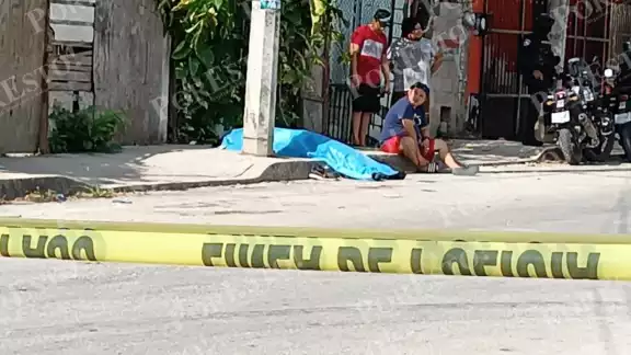 Vecinos de la Supermanzana 236 se acercaron al cuerpo pese al acordonamiento de una parte de la calle 138, donde el fallecido permaneció cubierto con una sábana Vecinos de la Supermanzana 236 se acercaron al cuerpo pese al acordonamiento de una parte de la calle 138, donde el fallecido permaneció cubierto con una sábana