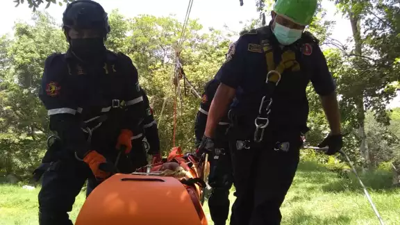 Los bomberos realizaron la práctica con una camilla que simula el peso real de un cuerpo para ser trasladado en situaciones adversas Los bomberos realizaron la práctica con una camilla que simula el peso real de un cuerpo para ser trasladado en situaciones adversas