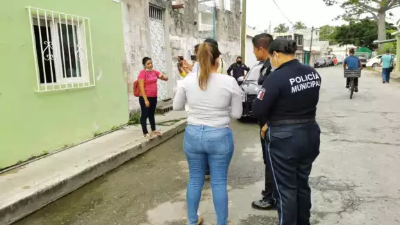 Vecinos del lugar pidieron ayuda a las autoridades para ayudar a la joven mujer