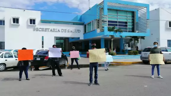 Los solicitantes acudieron con pancartas a las instalaciones de la dependencia. Foto: Abraham Cohuó Los solicitantes acudieron con pancartas a las instalaciones de la dependencia. Foto: Abraham Cohuó