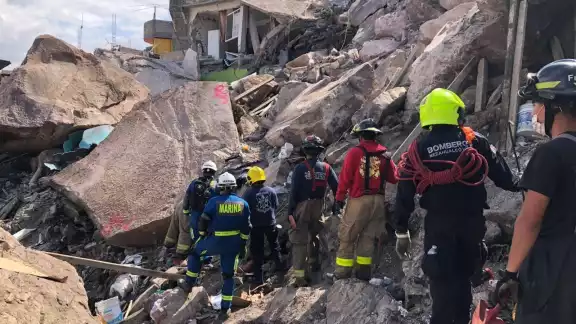 Los rescatistas continúan con las labores de rescate Los rescatistas continúan con las labores de rescate