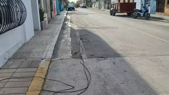 Camión derribó cables de energía eléctrica y de internet en la colonia Centro de Escárcega Camión derribó cables de energía eléctrica y de internet en la colonia Centro de Escárcega