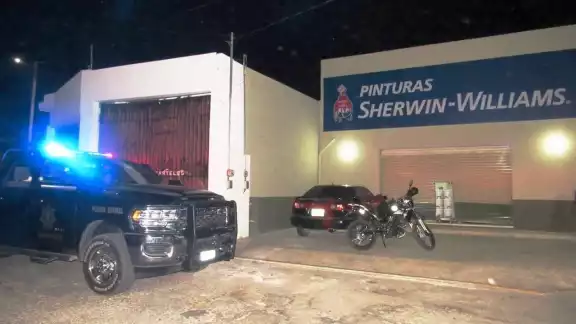 Los hombres fueron detenidos por las autoridades Los hombres fueron detenidos por las autoridades