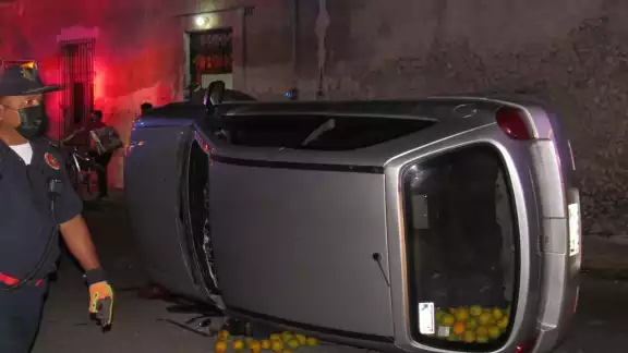 El automóvil terminó dañado El automóvil terminó dañado