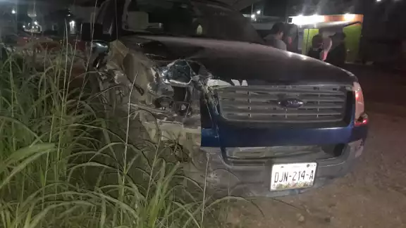 Camioneta Ford Explorer chocó con una Toyota Hilux estacionada en la colonia 10 de Mayo