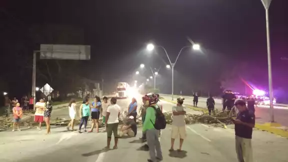 Un grupo de aproximadamente 100 personas protesta en la entrada a Cancún Foto: Jazmín Rodríguez Un grupo de aproximadamente 100 personas protesta en la entrada a Cancún Foto: Jazmín Rodríguez