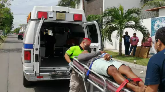 Los conductores implicados en el percance no pudieron llegar a un arreglo en el lugar del incidente, los automóviles fueron llevados al corralón y los hechos fueron turnados a FGE Los conductores implicados en el percance no pudieron llegar a un arreglo en el lugar del incidente, los automóviles fueron llevados al corralón y los hechos fueron turnados a FGE