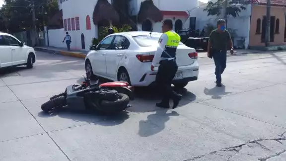 La mujer y su hija terminaron en el pavimento; los paramédicos las atendieron La mujer y su hija terminaron en el pavimento; los paramédicos las atendieron
