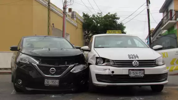 Los autos chocaron cerca del Centro Histórico Los autos chocaron cerca del Centro Histórico