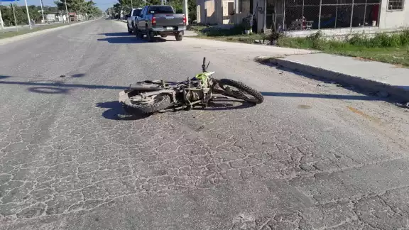 Una mujer de la tercera edad resultó con una posible fractura en la rodilla izquierda tras ser arrollada por una motocicleta Una mujer de la tercera edad resultó con una posible fractura en la rodilla izquierda tras ser arrollada por una motocicleta