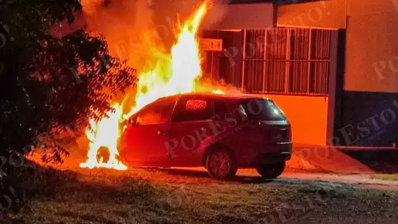 Vehículo arde por un corto circuito en Peto, Yucatán Vehículo arde por un corto circuito en Peto, Yucatán