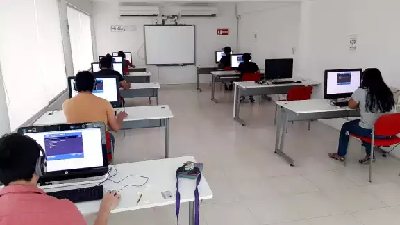 Los alumnos presentarán su proyecto basado en el sistema de Control Numérico por Computadora (CNC) Los alumnos presentarán su proyecto basado en el sistema de Control Numérico por Computadora (CNC)