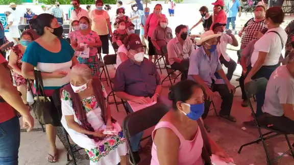 Los abuelitos acudieron a aplicarse la segunda dosis de la vacuna contra el COVID-19
