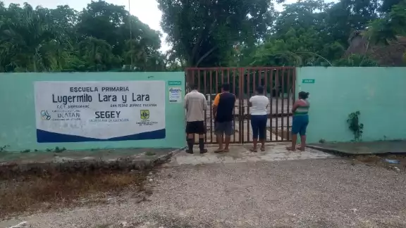 Los niños le temen y no quieren regresar a clases, e incluso, a los gorditos les dice que son cochinos Los niños le temen y no quieren regresar a clases, e incluso, a los gorditos les dice que son cochinos